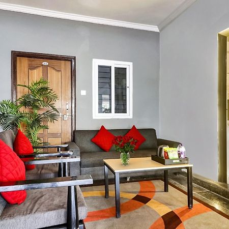 Super Townhouse Rcc Blizz Hotel Kondapur  Eksteriør billede