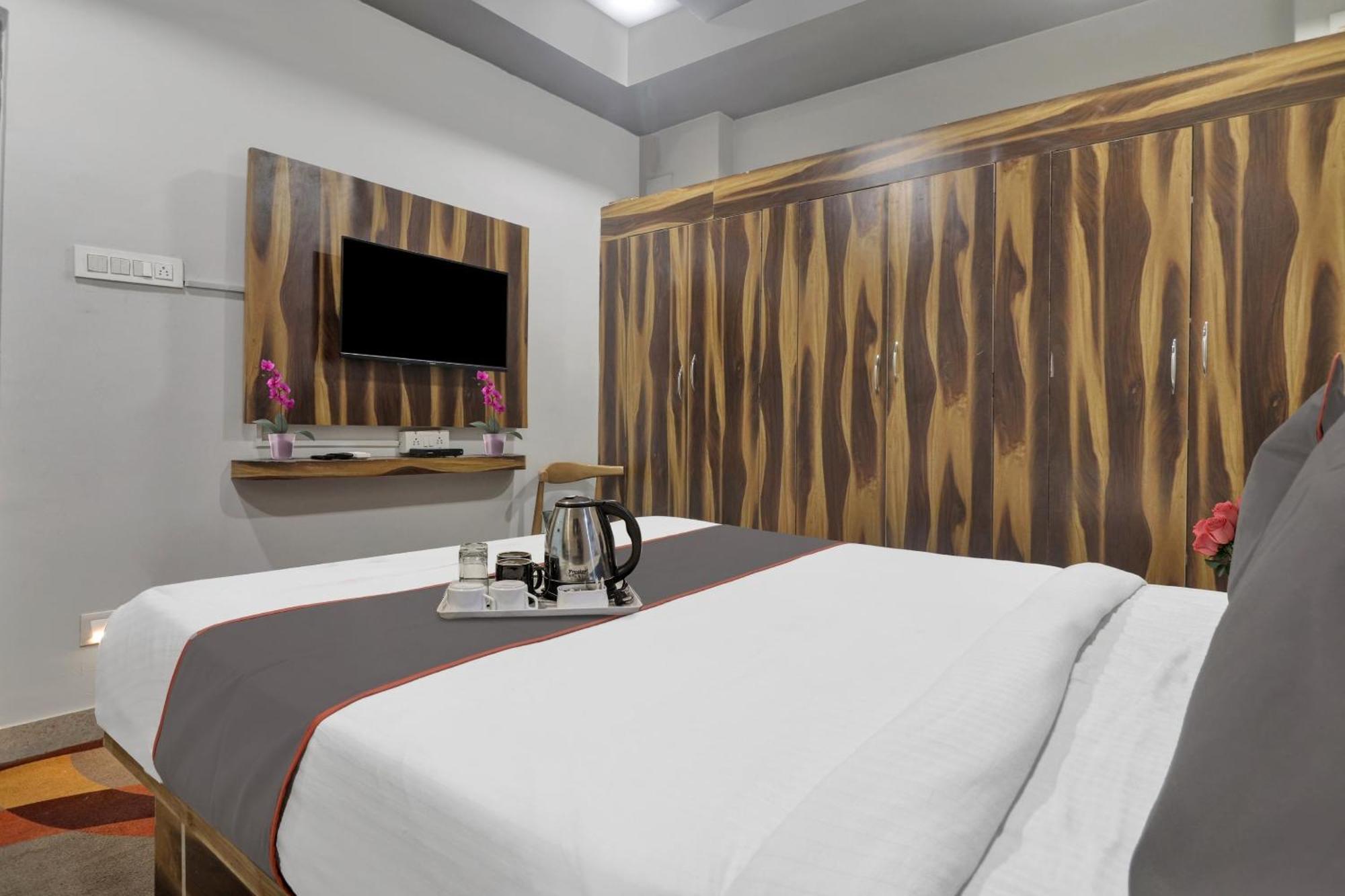 Super Townhouse Rcc Blizz Hotel Kondapur  Eksteriør billede