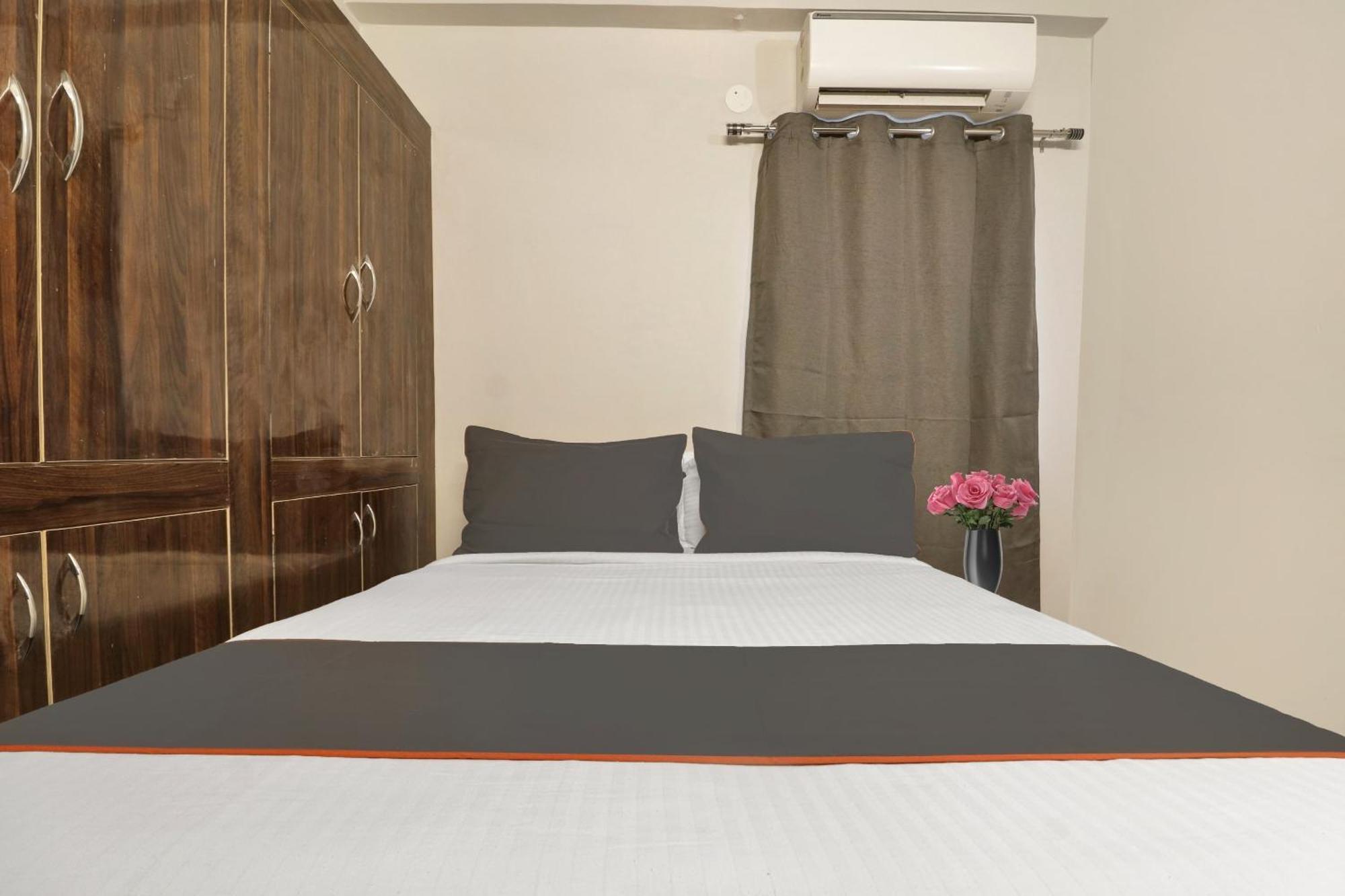 Super Townhouse Rcc Blizz Hotel Kondapur  Eksteriør billede