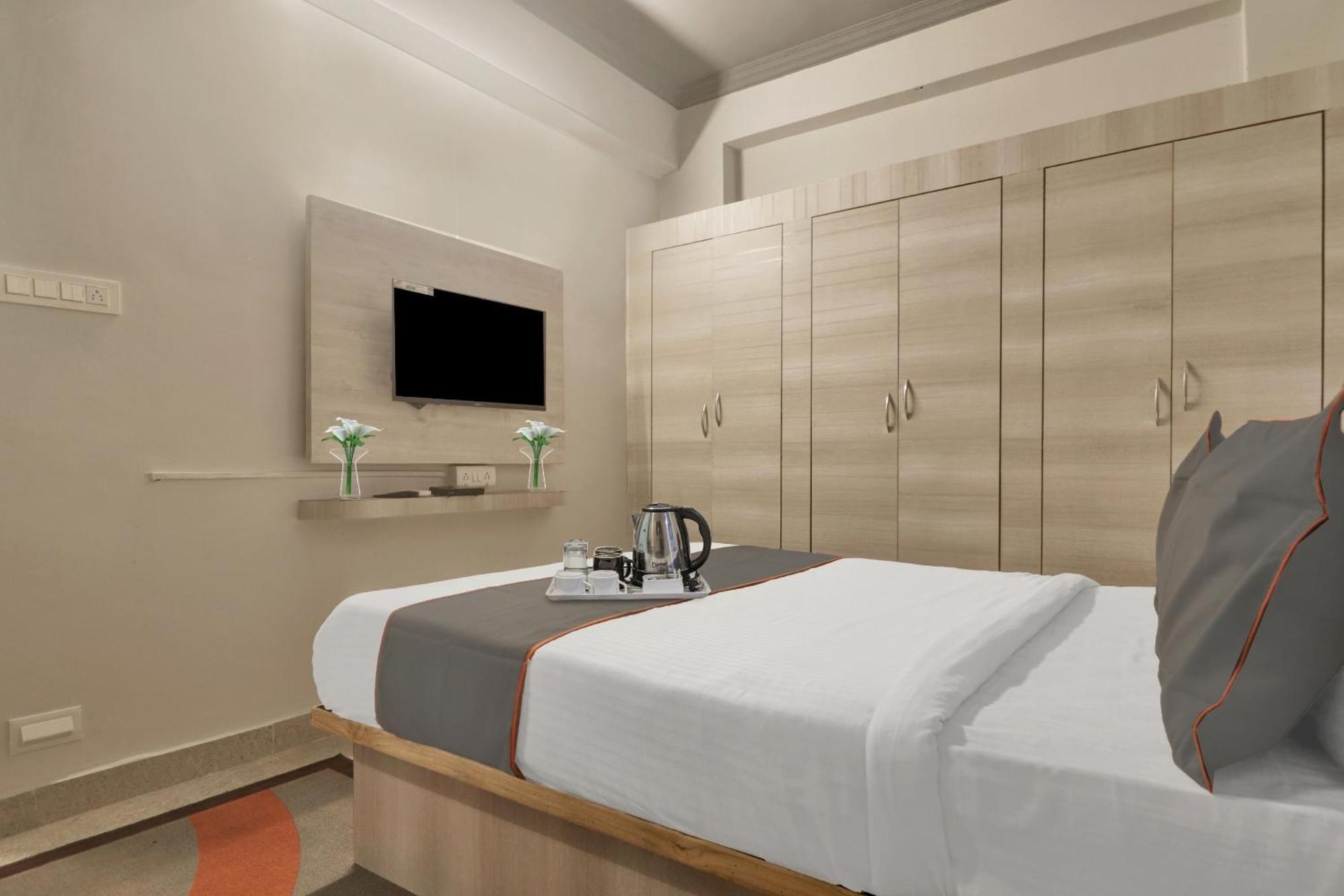 Super Townhouse Rcc Blizz Hotel Kondapur  Eksteriør billede