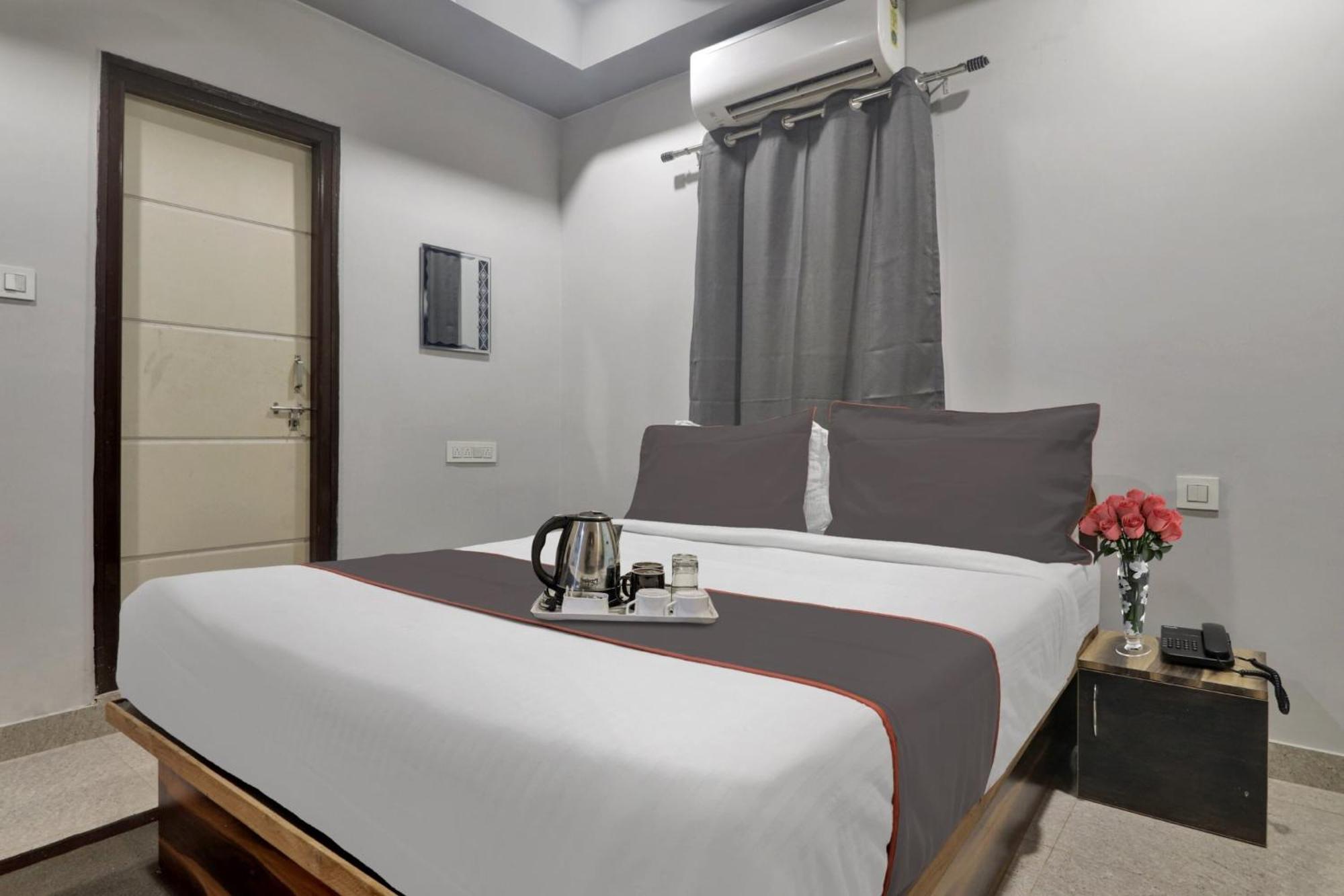 Super Townhouse Rcc Blizz Hotel Kondapur  Eksteriør billede