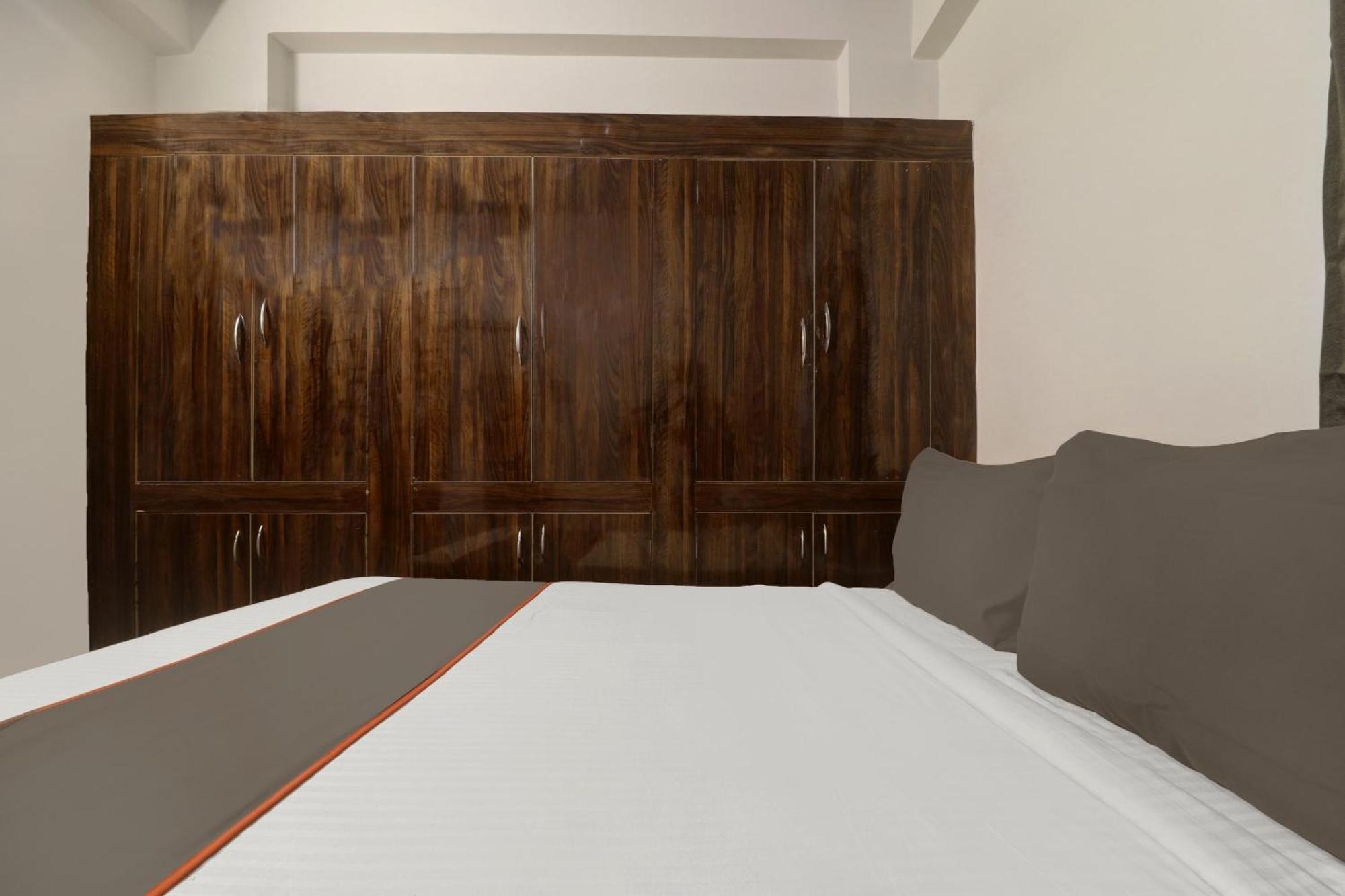 Super Townhouse Rcc Blizz Hotel Kondapur  Eksteriør billede