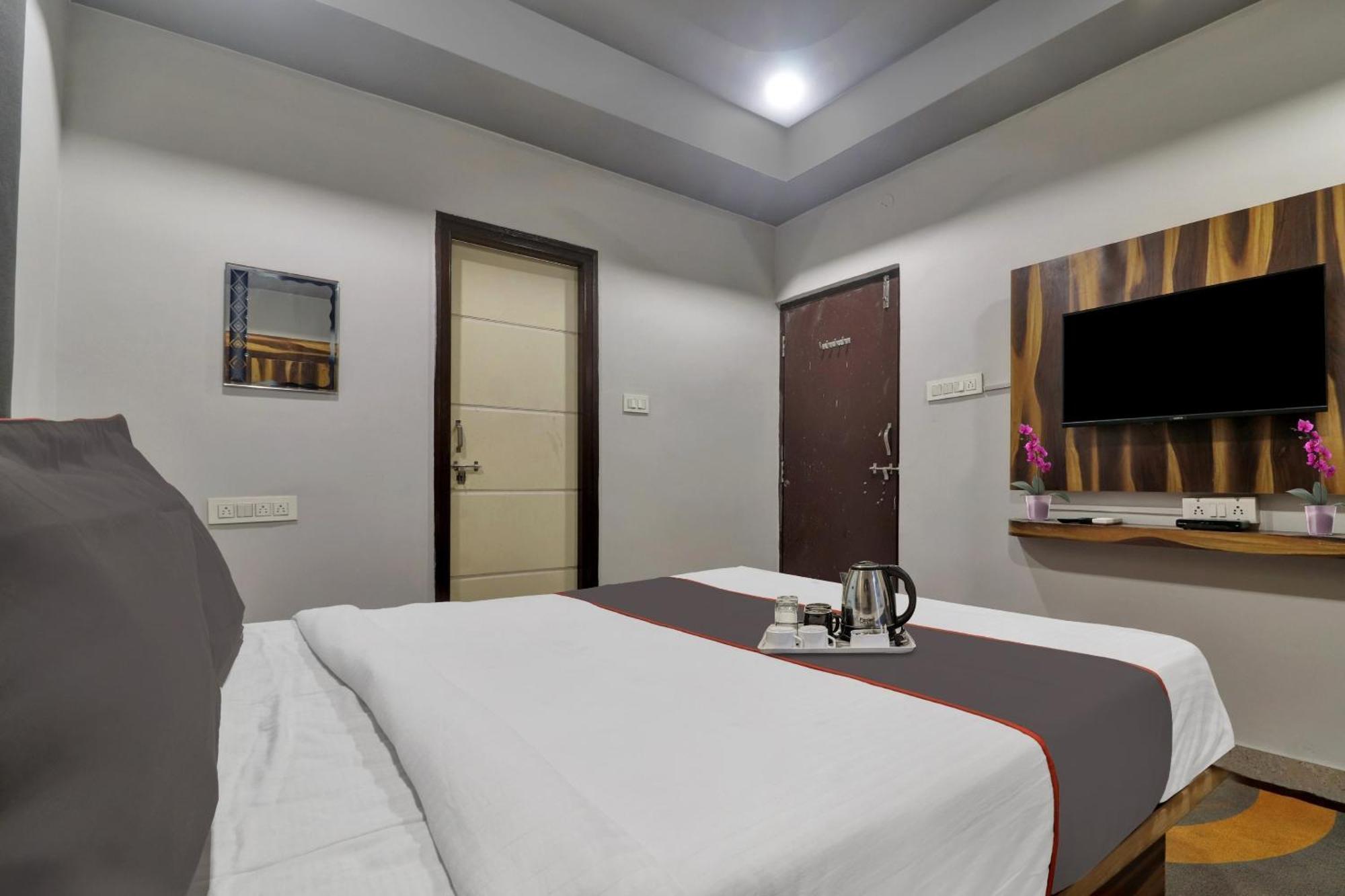 Super Townhouse Rcc Blizz Hotel Kondapur  Eksteriør billede
