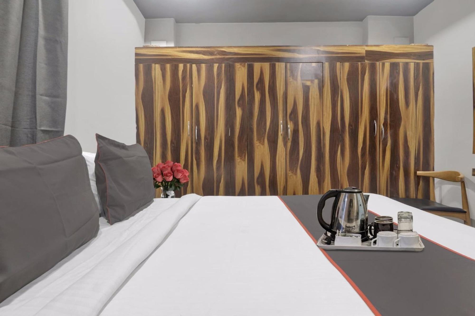 Super Townhouse Rcc Blizz Hotel Kondapur  Eksteriør billede