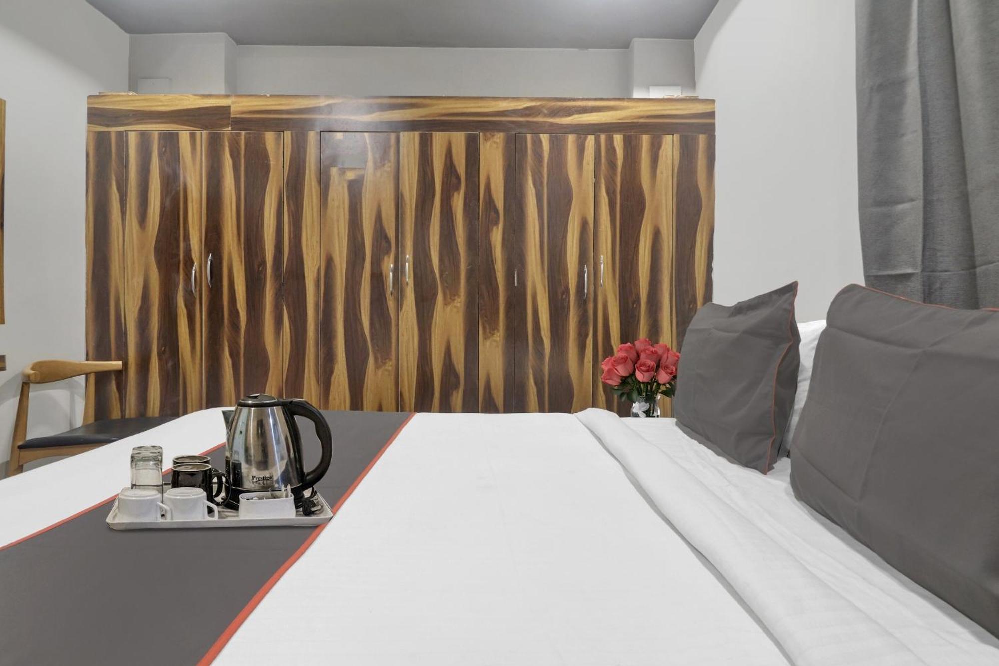 Super Townhouse Rcc Blizz Hotel Kondapur  Eksteriør billede